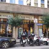 Oltrepassata piazza Carabellese, dopo un centinaio di metri, ecco la nostra prossima tappa: il bar Viola, presenza fissa della strada sin dal 1936
